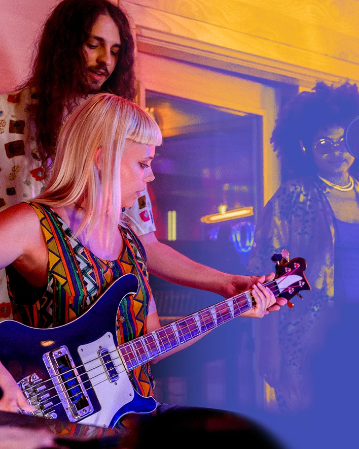 Guitarist learning with bandmates